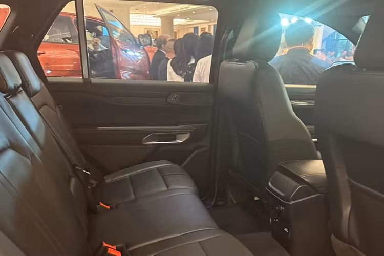 Trong khi đó, trang bị an toàn của xe cũng đầy đủ với hệ thống hỗ trợ đỗ xe tự động 2.0; hệ thống cảnh báo điểm mù với tính năng cảnh báo phương tiện cắt ngang và hỗ trợ phanh xe; hệ thống kiểm soát hành trình thích ứng với tính năng dừng và đi và giữ làn đường; cảnh báo lệch làn đường; camera 360 độ và đèn pha LED ma trận tiêu chuẩn, có tính năng chống chói cho các phương tiện đi ngược chiều.