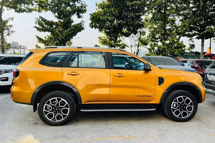 Điểm nhấn tiếp theo của Ford Everest Wildtrak 2023 là bộ vành hợp kim 20 inch với thiết kế 6 chấu kép phay xước mới. Bên cạnh đó là bậc bước hai bên có thêm các chi tiết thiết kế bằng thép và giá nóc dạng gờ nổi làm bằng hợp kim.