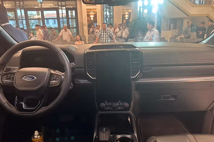 Tiến vào bên trong xe, người lái sẽ bắt gặp khoang hành khách kết hợp giữa chất liệu da màu đen và những chi tiết màu cam Cyber Orange tương phản. Màu cam này xuất hiện trên mặt táp-lô, cửa ra vào, bảng điều khiển kỹ thuật số, cần số điện tử và logo Wildtrak ở lưng ghế trước.