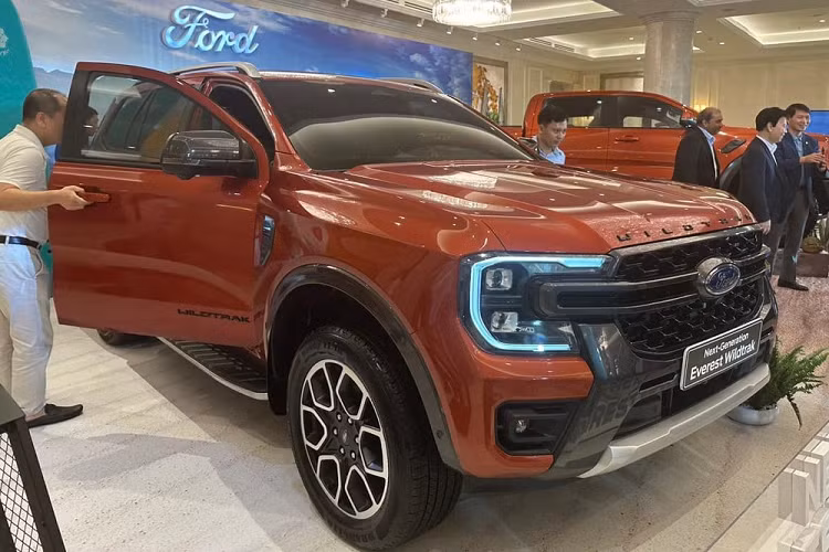 Cũng như Ranger Wildtrak, Ford Everest Wildtrak mới có màu sơn Vàng Luxe đặc trưng. Ngoài ra, xe còn có 3 màu sắc nữa là Đen, Trắng tuyết và Đỏ cam. Bên cạnh đó, Ford Everest Wildtrak 2023 còn có những chi tiết ngoại thất màu xám Bolder Grey như cản trước chữ "H", viền lưới tản nhiệt, nẹp ốp hốc bánh xe, ốp mang cá và ốp gương chiếu hậu.