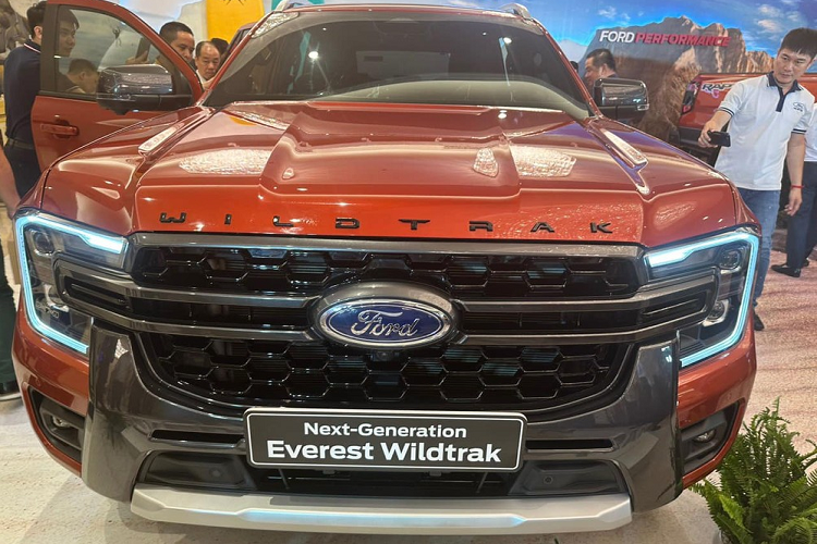 Ngay cả lưới tản nhiệt của xe cũng được làm mới với thiết kế dành riêng cho phiên bản Wildtrak. Trong khi đó, logo "Wildtrak" màu đen xuất hiện trên nắp ca-pô, cửa trước và cốp sau như đặc điểm nhận dạng của xe.