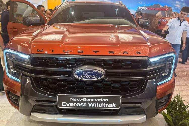 Ngay cả lưới tản nhiệt của xe cũng được làm mới với thiết kế dành riêng cho phiên bản Wildtrak. Trong khi đó, logo "Wildtrak" màu đen xuất hiện trên nắp ca-pô, cửa trước và cốp sau như đặc điểm nhận dạng của xe.