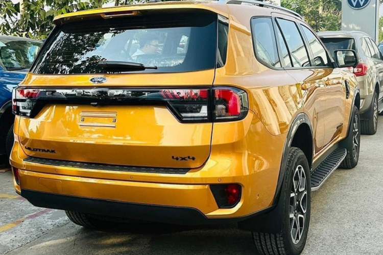 Với sự xuất hiện của Wildtrak, dòng SUV cỡ trung này hiện có tổng cộng 5 phiên bản. Trước đó, Ford Everest 2023 tại Việt Nam đã có 4 phiên bản là Ambiente, Sport, Titanium và Titanium+. So với các phiên bản còn lại, Ford Everest Wildtrak 2023 sở hữu ngoại hình khác biệt đáng kể. Đúng như tên gọi, mẫu SUV này được thiết kế theo phong cách tương tự xe bán tải Ford Ranger Wildtrak.