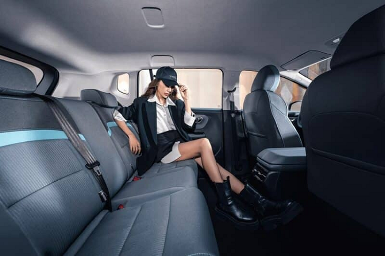 Những chi tiết thiết kế đáng chú ý ở bảng nâng cấp này bao gồm tay nắm cửa ẩn phổ biến, xe sử dụng bộ la-zăng 5 chấu kích thước 18 inch hoặc 19 inch cuối cùng là trên nóc xe và cản trước có thêm sọc màu đỏ khiến chiếc xe trở nên năng động. Aion Y Younger có 2 màu ngoại thất chính là bạc và xanh lam, chiếc SUV điện này nhắm đến nhóm khách hàng trẻ tuổi.