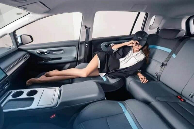 Nội thất của xe GAC Aion Y Younger 2023 gây chú ý khi có bảng đồng hồ full LCD 10,25 inch, vô lăng 3 chấu đa chức năng, màn hình cảm ứng điều khiển trung tâm 14,6 inch và bệ tỳ tay trung tâm cỡ lớn. Bảng điều khiển trung tâm có hai hộc để cốc và khe cắm điện thoại.