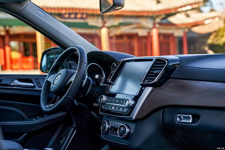 Bên cạnh khung gầm, BAIC BJ90 Shanhe Edition còn được trang bị động cơ do Mercedes-Benz sản xuất. Đây là động cơ xăng V6, dung tích 3.0L, tạo ra công suất tối đa 328 mã lực và mô-men xoắn cực đại 480 Nm. Tuy nhiên, khác với BJ90 cũ, BAIC BJ90 Shanhe Edition không có tùy chọn động cơ xăng V8.