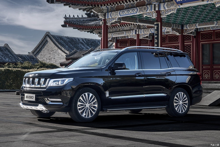 Trừ khung gầm và động cơ, BAIC BJ90 Shanhe Edition không có gì liên quan đến xe Mercedes-Benz nếu chỉ nhìn thiết kế. Bên ngoài, mẫu xe này mượn phong cách thiết kế của xe Land Rover, Jeep và Ford. Bên cạnh đó, mẫu SUV Trung Quốc này còn dùng bộ vành hợp kim đa chấu với đường kính 20 inch. Bước vào bên trong BAIC BJ90 Shanhe Edition, người lái có thể nhận ra một số chi tiết giống xe Mercedes-Benz như vô lăng, bảng đồng hồ analog, núm xoay chỉnh điều hòa và hộc lạnh đựng găng tay.