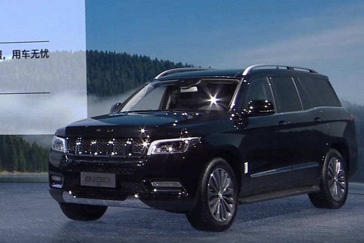 BJ90 là mẫu SUV cỡ lớn do hãng xe quốc doanh BAIC phát triển và đã lần đầu tiên lộ diện vào năm 2015. Vào thời điểm đó, BAIC BJ90 của Trung Quốc chỉ được sản xuất với số lượng nhỏ để phục vụ quan chức chính phủ. Đến năm 2019, mẫu xe Trung Quốc này mới được bán ra thị trường với giá lên đến 998.000 Nhân dân tệ (khoảng 3,4 tỷ đồng).