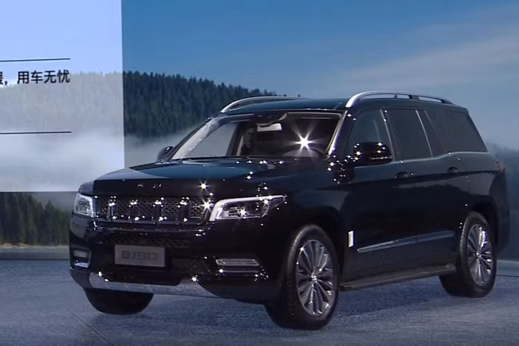 BJ90 là mẫu SUV cỡ lớn do hãng xe quốc doanh BAIC phát triển và đã lần đầu tiên lộ diện vào năm 2015. Vào thời điểm đó, BAIC BJ90 của Trung Quốc chỉ được sản xuất với số lượng nhỏ để phục vụ quan chức chính phủ. Đến năm 2019, mẫu xe Trung Quốc này mới được bán ra thị trường với giá lên đến 998.000 Nhân dân tệ (khoảng 3,4 tỷ đồng).