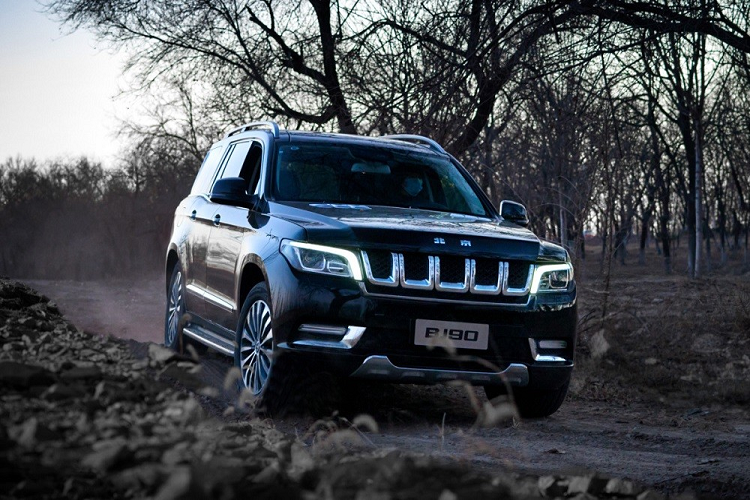 Để tạo cảm giác sang trọng, nội thất của xe còn được bọc da và ốp gỗ. Xe sẽ có 2 cấu hình nội thất là 4 chỗ hoặc 5 chỗ cho người mua lựa chọn. Những trang bị đáng chú ý còn lại của xe gồm có hệ thống điều hòa tự động 3 vùng độc lập, sưởi ghế trước/sau, cửa sổ trời, 10 túi khí và hệ thống cảnh báo lệch làn đường.