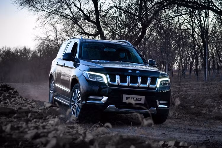 Để tạo cảm giác sang trọng, nội thất của xe còn được bọc da và ốp gỗ. Xe sẽ có 2 cấu hình nội thất là 4 chỗ hoặc 5 chỗ cho người mua lựa chọn. Những trang bị đáng chú ý còn lại của xe gồm có hệ thống điều hòa tự động 3 vùng độc lập, sưởi ghế trước/sau, cửa sổ trời, 10 túi khí và hệ thống cảnh báo lệch làn đường.