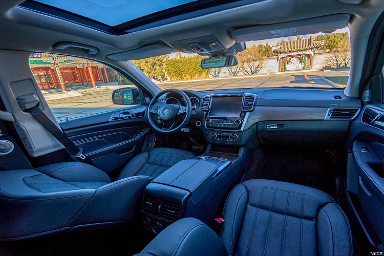 Tuy rẻ hơn nhưng BAIC BJ90 Shanhe Edition vẫn giữ nguyên khung gầm như phiên bản cũ. Cụ thể, xe được trang bị cơ sở gầm bệ của Mercedes-Benz GL và GLS đời 2012 - 2019. Với cơ sở gầm bệ này, BAIC BJ90 Shanhe Edition có kích thước khá lớn, bao gồm chiều dài 5.171 mm, chiều rộng 1.997 mm, chiều cao 1.902 mm và chiều dài cơ sở 3.100 mm, ngang ngửa với Mercedes-Benz GLS thế hệ cũ.