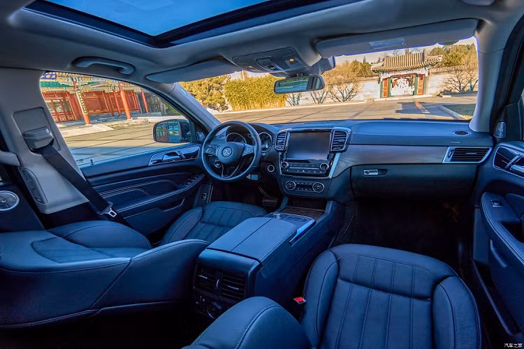 Tuy rẻ hơn nhưng BAIC BJ90 Shanhe Edition vẫn giữ nguyên khung gầm như phiên bản cũ. Cụ thể, xe được trang bị cơ sở gầm bệ của Mercedes-Benz GL và GLS đời 2012 - 2019. Với cơ sở gầm bệ này, BAIC BJ90 Shanhe Edition có kích thước khá lớn, bao gồm chiều dài 5.171 mm, chiều rộng 1.997 mm, chiều cao 1.902 mm và chiều dài cơ sở 3.100 mm, ngang ngửa với Mercedes-Benz GLS thế hệ cũ.