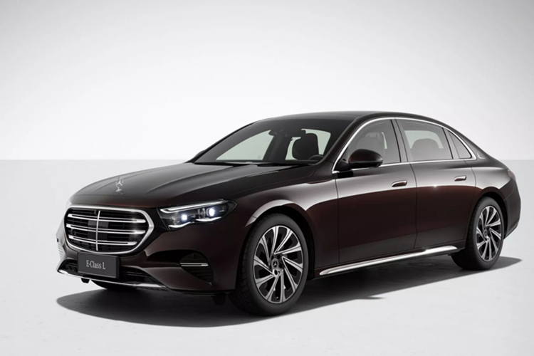 Ngoại thất mẫu sedan hạng sang Mercedes-Benz E-Class L 2024 cũng sẽ khác biệt so với phiên bản thường qua cửa sau dài hơn, cột C và cửa sổ phụ hàng ghế sau cũng lớn hơn, mang dáng dấp khá giống một chiếc Maybach thu nhỏ.