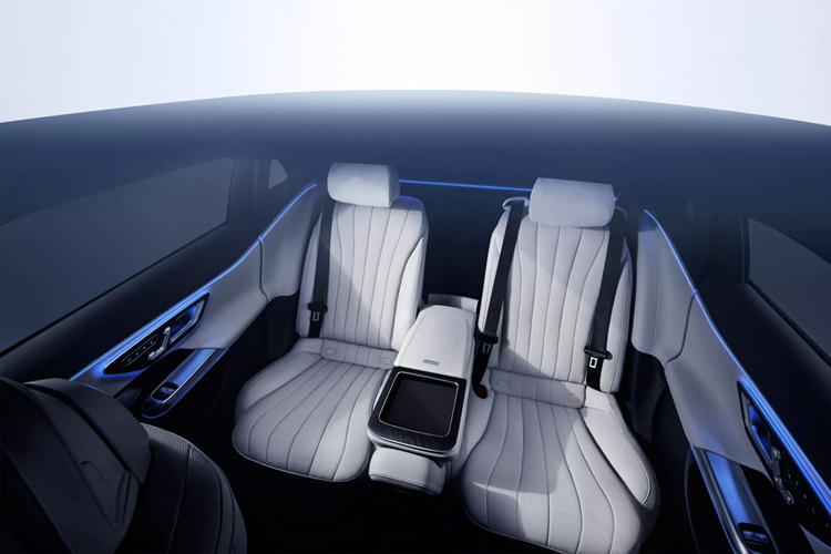 Danh mục động cơ dự kiến sẽ có thêm tùy chọn trong tương lai. Ngoài ra, Mercedes-Benz E-Class L 2024 hạng sang cũng trang bị tiêu chuẩn hệ thống treo khí nén và hệ thống đánh lái bánh sau. Mercedes-Benz E-Class L 2024 sẽ được mở bán tại Trung Quốc trong những tháng tới.