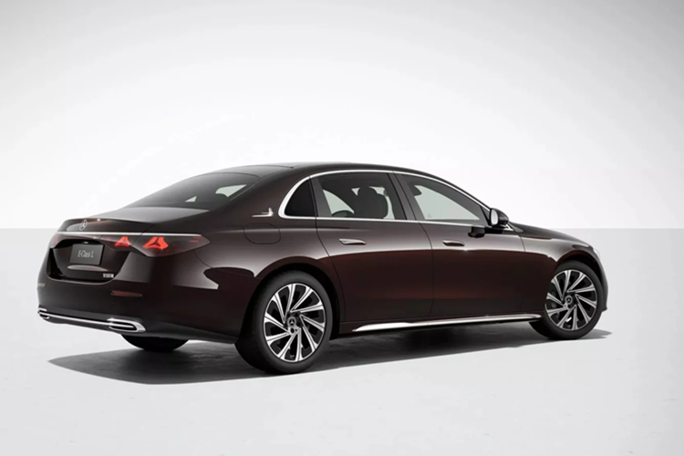 Các chi tiết còn lại trên E-Class L 2024 gần như không có khác biệt so với phiên bản thông thường, từ thiết kế lưới tản nhiệt, đèn hậu LED cho đến đèn chào mừng.