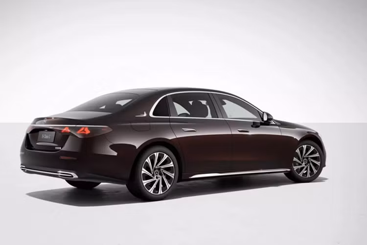 Các chi tiết còn lại trên E-Class L 2024 gần như không có khác biệt so với phiên bản thông thường, từ thiết kế lưới tản nhiệt, đèn hậu LED cho đến đèn chào mừng.
