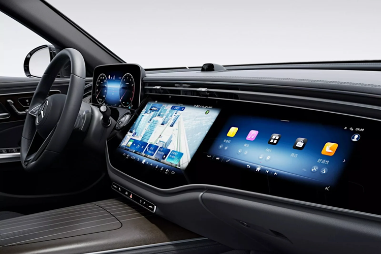 Ngoài ra, hành khách phía sau còn được trang bị nút gập ghế hành khách phía trước bằng điện, để tăng thêm không gian phía trước khi không sử dụng. Các chi tiết ốp cửa trên Mercedes-Benz E-Class L 2024 cũng sẽ khác biệt, trong khi đèn viền nội thất hướng lên trên và phía sau tựa đầu được hoàn thiện cao cấp hơn. 