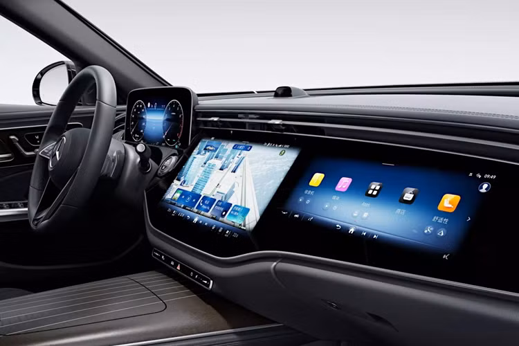 Ngoài ra, hành khách phía sau còn được trang bị nút gập ghế hành khách phía trước bằng điện, để tăng thêm không gian phía trước khi không sử dụng. Các chi tiết ốp cửa trên Mercedes-Benz E-Class L 2024 cũng sẽ khác biệt, trong khi đèn viền nội thất hướng lên trên và phía sau tựa đầu được hoàn thiện cao cấp hơn. 