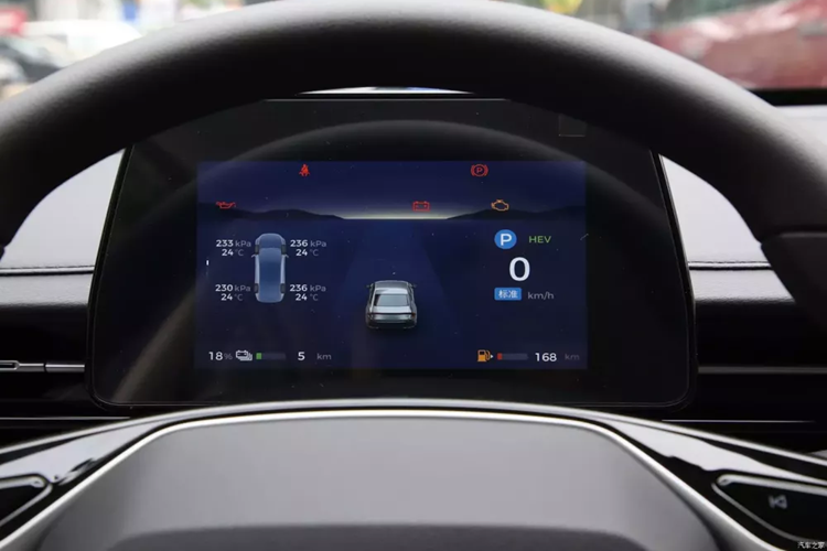 Wuling Starlight 2024 còn có "thiết kế ghế tựa" độc đáo. Hàng ghế trước có thể gập lại 180° và có thể kết nối phẳng với đệm ghế sau để tạo thành ghế tựa. Thể tích cốp xe của chiếc sedan năng lượng mới Wuling Starlight 2024 có thể đạt tới 540 lít. Ngoài ra, còn có một ghế ẩn 33 lít dưới thảm, có ngăn chứa đồ. 