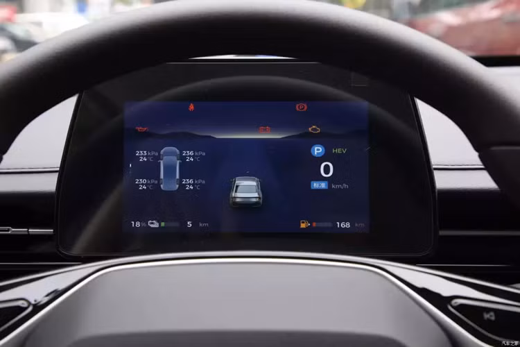 Wuling Starlight 2024 còn có "thiết kế ghế tựa" độc đáo. Hàng ghế trước có thể gập lại 180° và có thể kết nối phẳng với đệm ghế sau để tạo thành ghế tựa. Thể tích cốp xe của chiếc sedan năng lượng mới Wuling Starlight 2024 có thể đạt tới 540 lít. Ngoài ra, còn có một ghế ẩn 33 lít dưới thảm, có ngăn chứa đồ. 