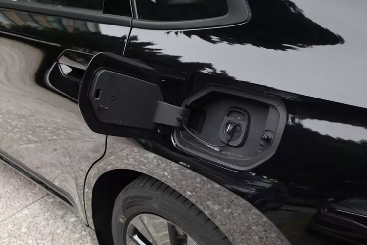 Nếu như sợ lái xe Wuling Starlight 2024 mà dọc đường không có trạm sạc, pin chỉ còn vài phần trăm, thì bạn có thể chọn bản plug-in hybrid. Lúc này, Wuling Starlight PHEV 2024 sẽ được trang bị hệ thống plug-in hybrid gồm động cơ xăng 4 xi-lanh, dung tích 1.5 lít và mô-tơ điện. 