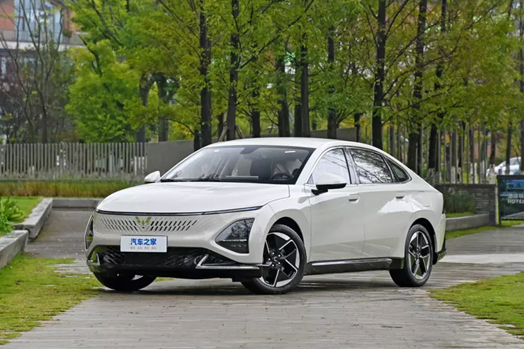 Gần đây, chúng tôi được biết từ các kênh chính thức rằng Wuling Starlight sẽ chính thức ra mắt vào đầu tháng 12. Chiếc xe này là mẫu sedan năng lượng mới đầu tiên của Wuling, hứa hẹn sẽ mở ra rất nhiều hy vọng về bảng xếp hạng doanh số cho hãng. 