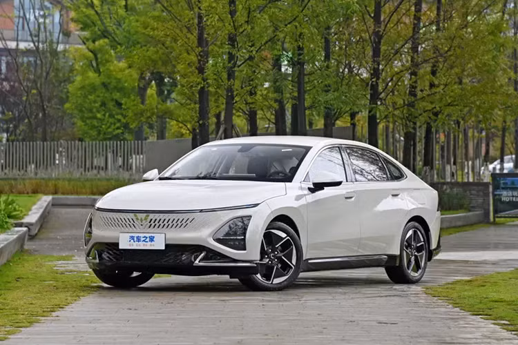 Gần đây, chúng tôi được biết từ các kênh chính thức rằng Wuling Starlight sẽ chính thức ra mắt vào đầu tháng 12. Chiếc xe này là mẫu sedan năng lượng mới đầu tiên của Wuling, hứa hẹn sẽ mở ra rất nhiều hy vọng về bảng xếp hạng doanh số cho hãng. 