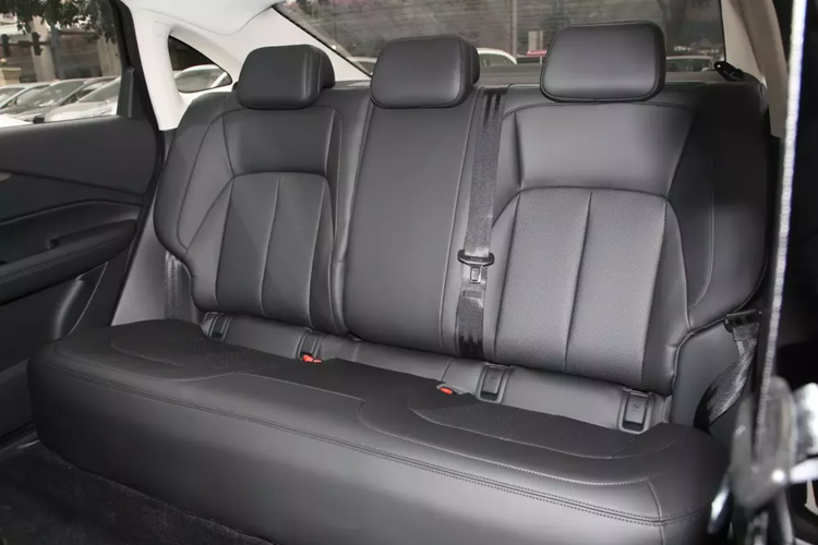 Wuling Starlight 2024 được bố trí bảng điều khiển trung tâm đơn giản và kéo dài với màn hình điều khiển trung tâm 15,6 inch và đồng hồ LCD 8,8 inch. Màn hình còn có phần mềm giải trí xã hội phong phú như Qiyi và QQ Music, chuyên dụng cho các khách hàng tại Trung Quốc. 