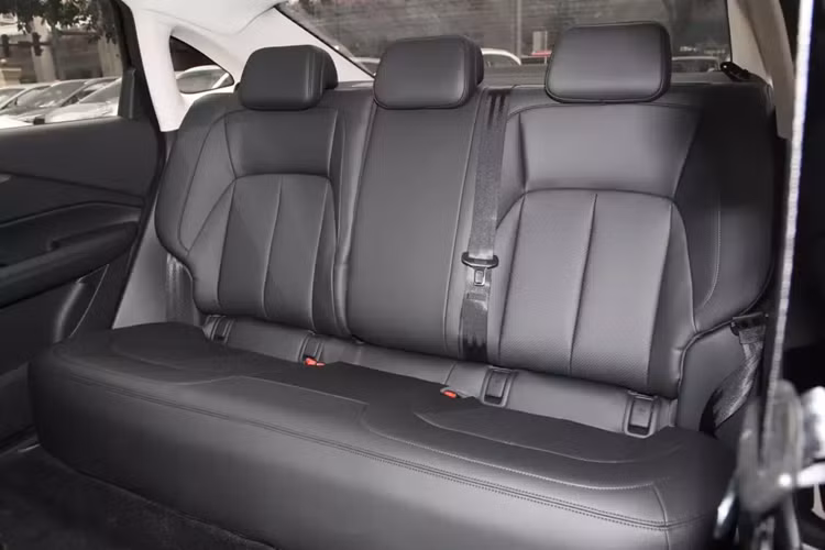 Wuling Starlight 2024 được bố trí bảng điều khiển trung tâm đơn giản và kéo dài với màn hình điều khiển trung tâm 15,6 inch và đồng hồ LCD 8,8 inch. Màn hình còn có phần mềm giải trí xã hội phong phú như Qiyi và QQ Music, chuyên dụng cho các khách hàng tại Trung Quốc. 