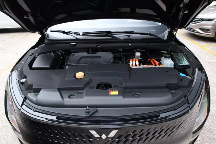 Xe có nhiều hộc để đồ, cần số dạng núm xoay, rất sang trọng, phanh tay điện tử. Về sức mạnh, Wuling Starlight 2024 sẽ chia thành 2 bản, đầu tiên chính là phiên bản thuần điện, lúc này xe sẽ được trang bị mô-tơ điện có công suất tối đa 100 kW, tương đương 134 mã lực. 