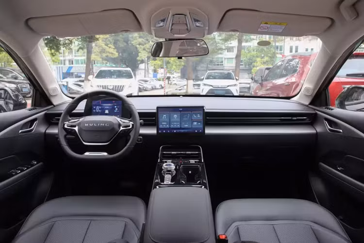 Khách hàng khi chọn mua xe sedan năng lượng mới Wuling Starlight 2024 sẽ có 5 lựa chọn màu sơn cho ngoại thất, nó sẽ bao gồm màu trắng Star, xám Hoshino, bạc cà phê, xanh huyền diệu, tím tinh hán tử và màu đen Star. 