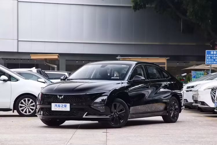 Hiện tại, giá xe Wuling Starlight 2024 công bố từ 93.800 nhân dân tệ đến 109.800 nhân dân tệ, tương đương là 307 triệu đồng đến 360 triệu đồng. Dự kiến lịch phân phối chiếc xe sedan năng lượng mới đầu tiên của Wuling ban đầu sẽ ra mắt phiên bản plug-in hybrid, trong khi Wuling Starlight phiên bản thuần điện sẽ ra mắt vào đầu năm 2024. 