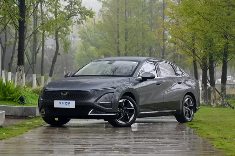 Phiên bản điện có thiết kế lưới tản nhiệt khép kín, dù đều sử dụng đèn pha chia đôi nhưng các chi tiết cụ thể của cụm đèn rõ ràng có sự khác biệt so với phiên bản plug-in hybrid. Các đường nét ở bên thân xe của Wuling Starlight mượt mà và năng động, được trang bị bánh xe hình sao 18 inch và áp dụng thiết kế theo phong cách fastback. 