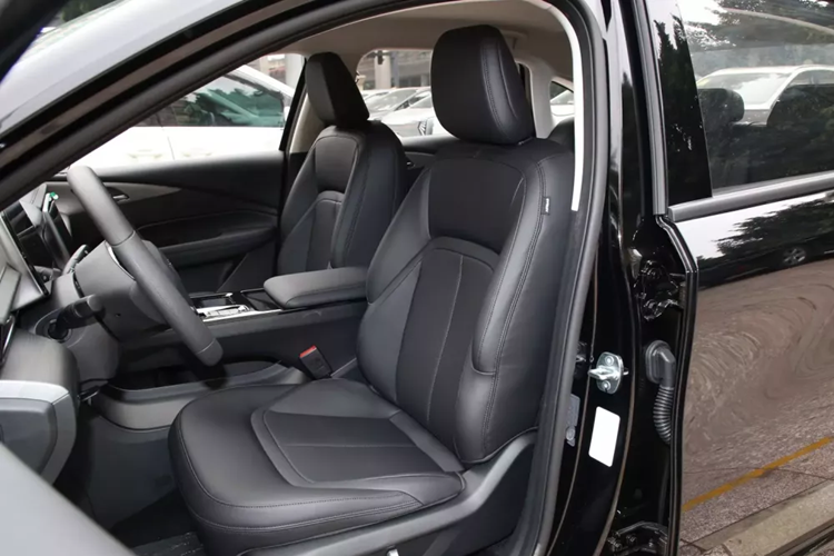 Về nội thất, chiếc xe sedan năng lượng mới Wuling Starlight 2024 có 2 màu nội thất là đen sẫm và cát nhạt, rất nhẹ nhàng và trầm lắng. Xe có bố chí 5 chỗ ngồi, hàng ghế sau đủ khoảng rộng để 3 người lớn ngồi, khoảng duỗi chân cũng rất thoải mái, ghế ngồi bọc da. 