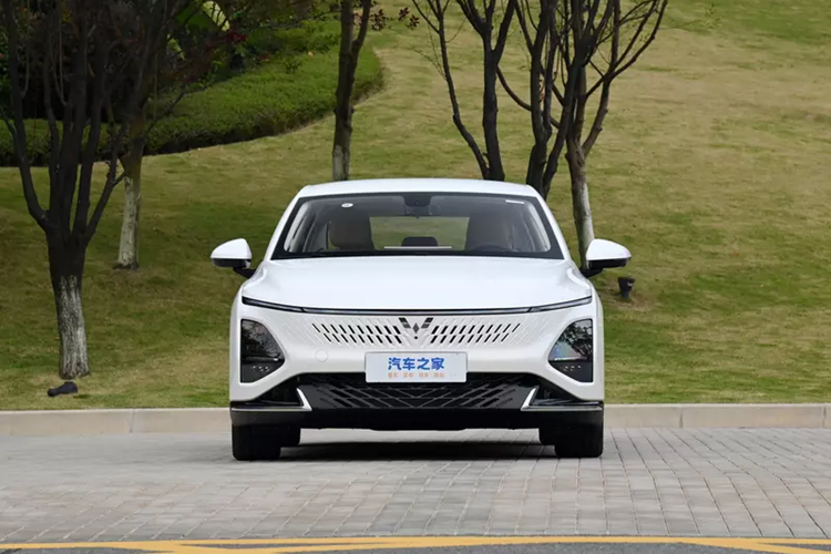 Về kích thước thân xe, chiều dài, chiều rộng và chiều cao của xe Wuling Starlight 2024 lần lượt sẽ là 4.835 mm x 1.860 mm x 1.515 mm, chiều dài cơ sở là 2.800 mm. 