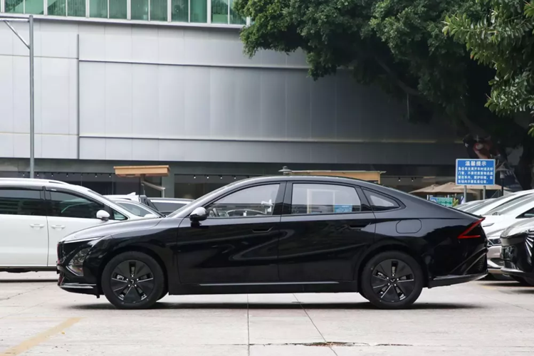 Quá hiểu việc 1 mẫu xe không thể nào cứu doanh số của hãng trong thời gian lâu dài, vì thế, Wuling đã xây dựng ra đội xe trải dài các phân khúc, và 1 trong số đó có chiếc Wuling Starlight 2024 mới sắp được ra mắt, được định vị trong phân khúc xe sedan cỡ vừa. 