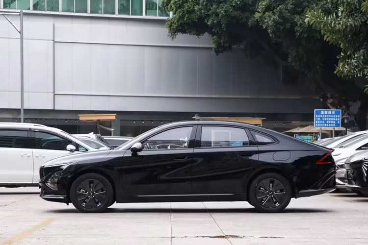 Quá hiểu việc 1 mẫu xe không thể nào cứu doanh số của hãng trong thời gian lâu dài, vì thế, Wuling đã xây dựng ra đội xe trải dài các phân khúc, và 1 trong số đó có chiếc Wuling Starlight 2024 mới sắp được ra mắt, được định vị trong phân khúc xe sedan cỡ vừa. 