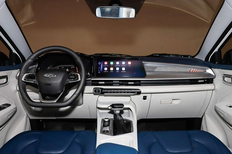 Để mang đến sự trẻ trung cho ngoại hình của OMODA 3, hãng Chery đã bổ sung những điểm nhấn màu cam xung quanh xe như trên cản trước, ốp cua lốp, baga nóc và bệ cửa. Ngay cả ốp gương chiếu hậu của xe cũng có những điểm màu cam trang trí.