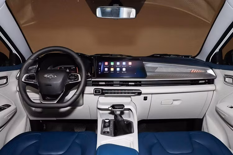 Để mang đến sự trẻ trung cho ngoại hình của OMODA 3, hãng Chery đã bổ sung những điểm nhấn màu cam xung quanh xe như trên cản trước, ốp cua lốp, baga nóc và bệ cửa. Ngay cả ốp gương chiếu hậu của xe cũng có những điểm màu cam trang trí.