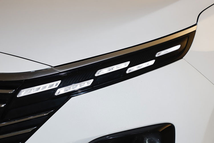 Không chỉ kích thước mà ngoại hình của OMODA 3 cũng khá giống với Chery Tiggo 3x. Điều này được thể hiện rõ qua khu vực đầu xe với lưới tản nhiệt cỡ lớn, đi kèm những nan nhỏ mạ crôm bên trong. Lưới tản nhiệt không viền này nối liền với dải đèn LED định vị ban ngày khá mỏng của xe. Trong khi đó, đèn pha chính của OMODA 3 được đặt bên dưới, ở hai góc cản trước.