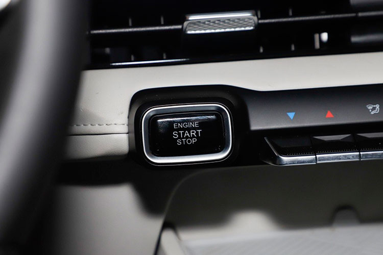 Xe có bảng đồng hồ kỹ thuật số và màn hình cảm ứng trung tâm cỡ lớn, hỗ trợ kết nối với điện thoại. Bên dưới màn hình trung tâm là dãy nút bấm như phím đàn piano để chỉnh điều hòa. hưa dừng ở đó, mẫu SUV hạng A này còn có tính năng khởi động nút bấm, sạc điện thoại không dây...