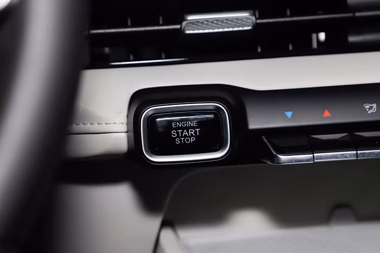 Xe có bảng đồng hồ kỹ thuật số và màn hình cảm ứng trung tâm cỡ lớn, hỗ trợ kết nối với điện thoại. Bên dưới màn hình trung tâm là dãy nút bấm như phím đàn piano để chỉnh điều hòa. hưa dừng ở đó, mẫu SUV hạng A này còn có tính năng khởi động nút bấm, sạc điện thoại không dây...