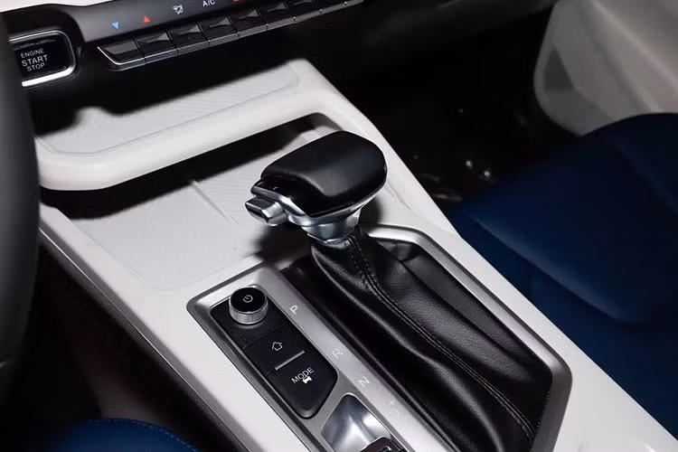 Cần số của Omoda 3 mới được thiết kế theo phong cách cần đẩy máy bay đặc trưng của hãng Chery, núm xoay nhỏ chỉnh màn hình trung tâm.