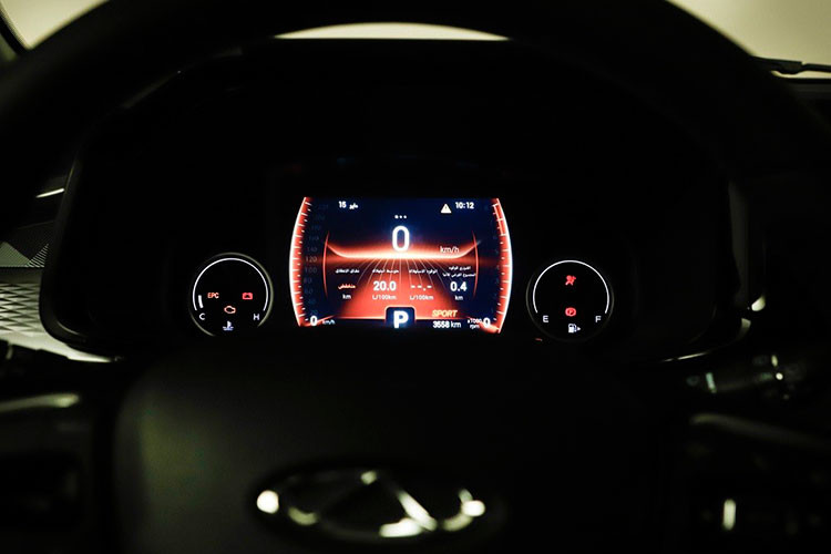 Bên trong OMODA 3 là không gian nội thất khác biệt đáng kể so với Chery Tiggo 3x 2023. Xe được trang bị mặt táp-lô có thiết kế 2 tầng và ốp màu bạc, tạo cảm giác cao cấp. Thêm vào đó là vô lăng 3 chấu với thiết kế vát đáy... 