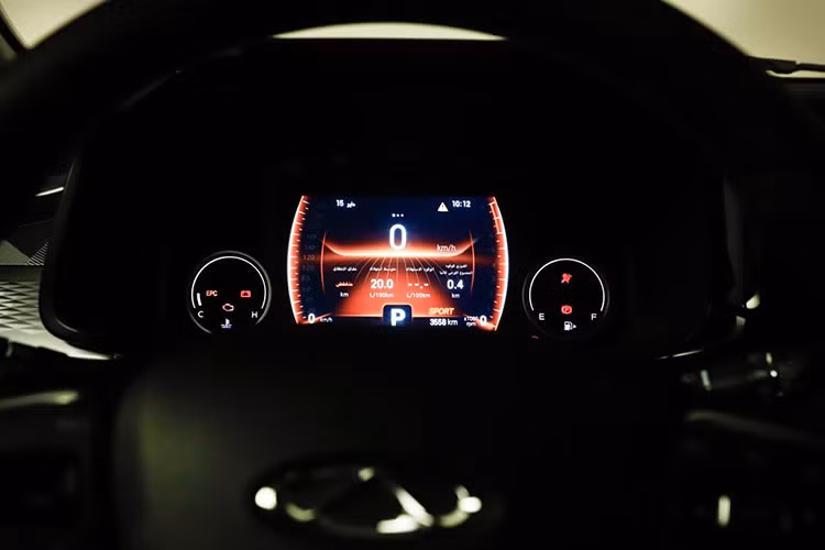 Bên trong OMODA 3 là không gian nội thất khác biệt đáng kể so với Chery Tiggo 3x 2023. Xe được trang bị mặt táp-lô có thiết kế 2 tầng và ốp màu bạc, tạo cảm giác cao cấp. Thêm vào đó là vô lăng 3 chấu với thiết kế vát đáy... 