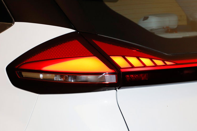 Tuy là xe của thương hiệu OMODA nhưng mẫu SUV hạng A này vẫn dùng logo của hãng Chery ở giữa lưới tản nhiệt. Ngoài ra, xe còn sở hữu ốp cua lốp và các cột sơn màu đen, tạo hiệu ứng nóc trôi nổi. Nằm bên trong hốc bánh là bộ vành hợp kim 17 inch với thiết kế 5 chấu kép, phay xước 2 màu và đi kèm lốp 205/50.