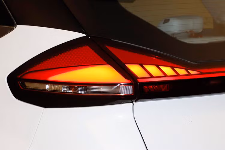 Tuy là xe của thương hiệu OMODA nhưng mẫu SUV hạng A này vẫn dùng logo của hãng Chery ở giữa lưới tản nhiệt. Ngoài ra, xe còn sở hữu ốp cua lốp và các cột sơn màu đen, tạo hiệu ứng nóc trôi nổi. Nằm bên trong hốc bánh là bộ vành hợp kim 17 inch với thiết kế 5 chấu kép, phay xước 2 màu và đi kèm lốp 205/50.