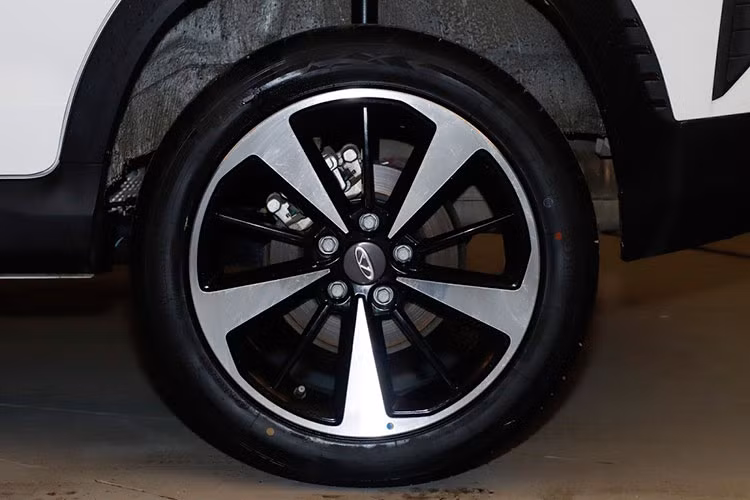 Ở phía sau, OMODA 3 được trang bị cụm đèn hậu LED có thiết kế xuyên suốt, nằm vắt ngang trên đuôi xe. Cụm đèn hậu này được đặt ở vị trí khá cao, sát với kính chắn gió sau. Bên dưới đèn hậu là tem chữ nổi "OMODA" chứ không phải là "Chery".