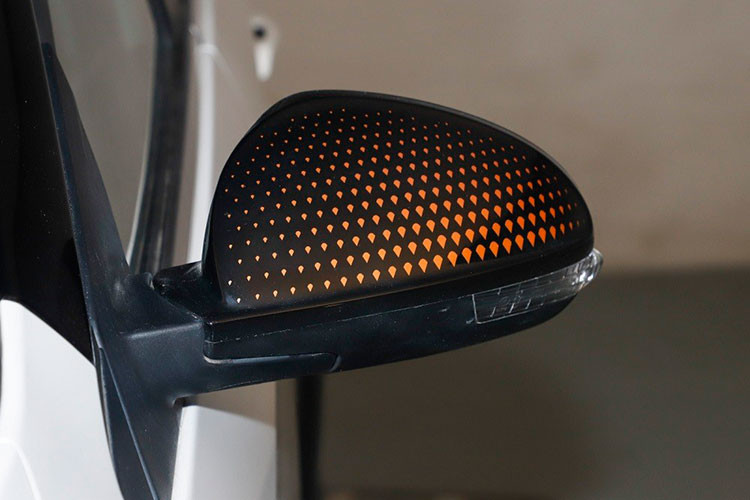 Tiếp đến là cánh gió mui màu đen và ốp màu bạc bao quanh 2 đầu ống xả giả trên cản sau. Trong khi đó, ống xả thật của xe được giấu khá kín. Ở hai góc đuôi xe còn có thêm khe gió giả nằm dọc, gợi liên tưởng đến Jaecoo 7 - mẫu SUV cỡ B cũng do Chery sản xuất.